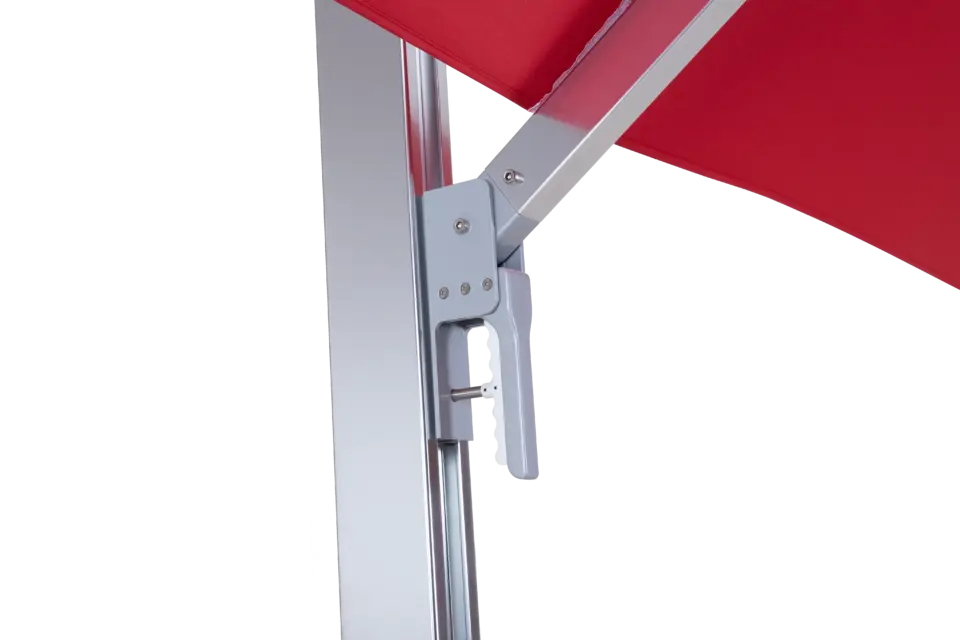 Close-up of the easy-to-use positioning handle on the Aman umbrella's mast, designed for smoothly adjusting the canopy's tilt angle.