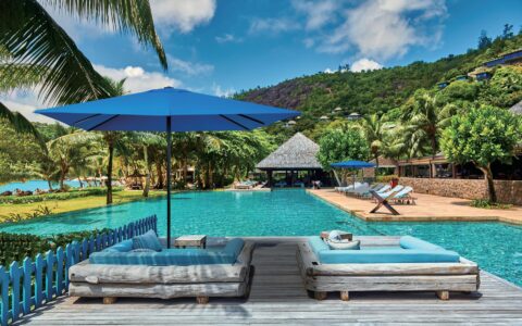 Tempo Cabelle umbrella in a luxury resort pool setting