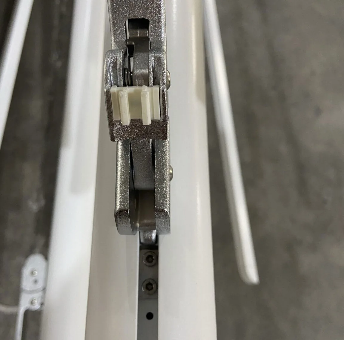 Frame joint mechanism on the white C2 model, finished in Tiger White 038 powder coating.