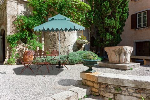 Tempo Fugue umbrella in an outdoor setting.