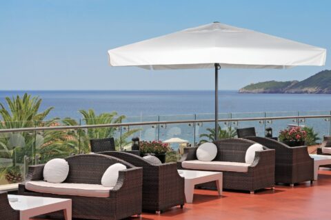 Tempo Istanbul umbrella in an outdoor scenic setup.