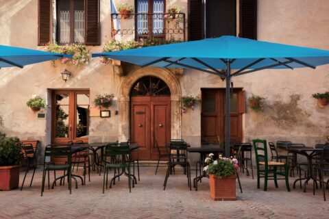 Tempo Leuven umbrella in an outdoor cafe setting