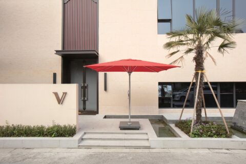 Tempo Munich umbrella in red, shown in an outdoor setting.