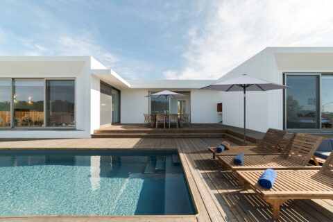 Tempo Piaf umbrella in an outdoor poolside setting