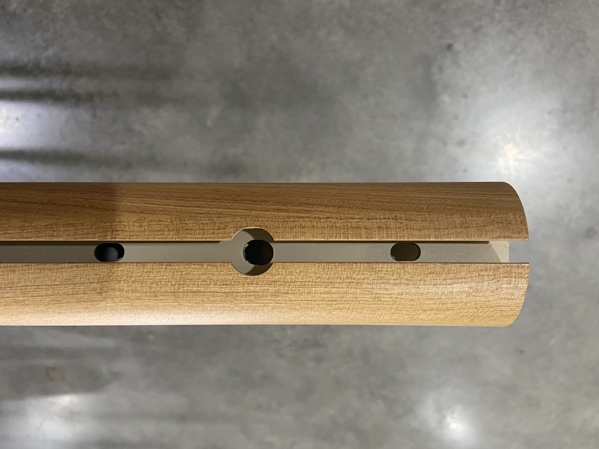 Close-up of rosewood wood-grain finish on T60 4x4m commercial cantilever umbrella frame